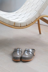 Clog low classic warm grey patent