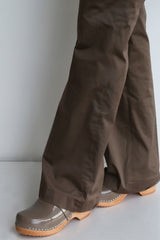 Clog low classic warm grey patent