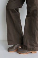 Clog low classic warm grey patent