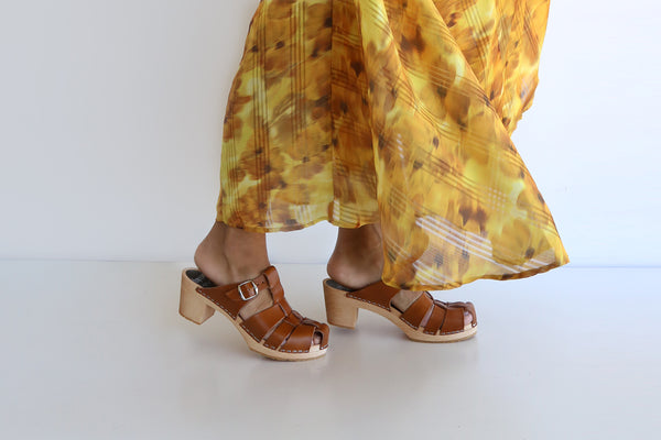 anna clog cognac