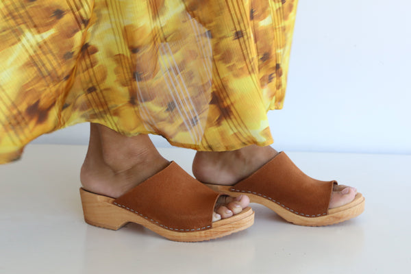 juni clog chestnut suede