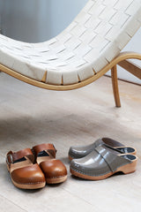 Clog low classic warm grey patent
