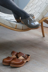 Clog low classic warm grey patent