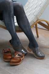 Clog low classic warm grey patent