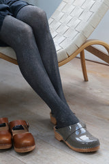 Clog low classic warm grey patent