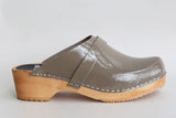 63 clog low classic warm grey patent