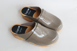 63 clog low classic warm grey patent