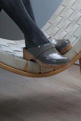 Clog low classic warm grey patent
