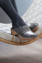 Clog low classic warm grey patent