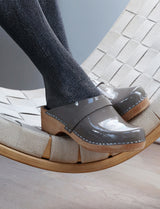 Clog low classic warm grey patent
