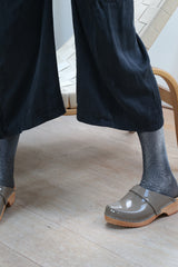 Clog low classic warm grey patent