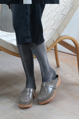 Clog low classic warm grey patent