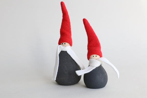 santa with scarf and hat grey/red 14cm