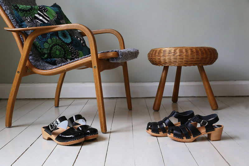 anita clog low patent black
