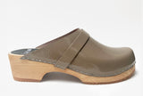 63 clog low classic warm grey patent