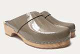 63 clog low classic warm grey patent