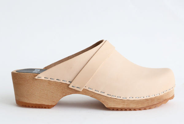 closed toe shoe with natural leather upper and wooden base