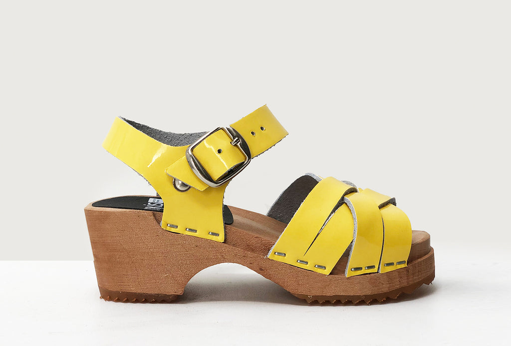 655 kajsa kids clog low yellow patent1