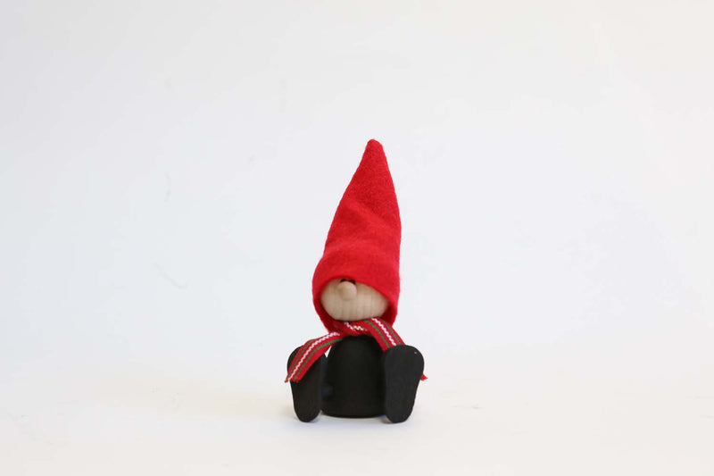 santaboy sitting black and red hat 9cm